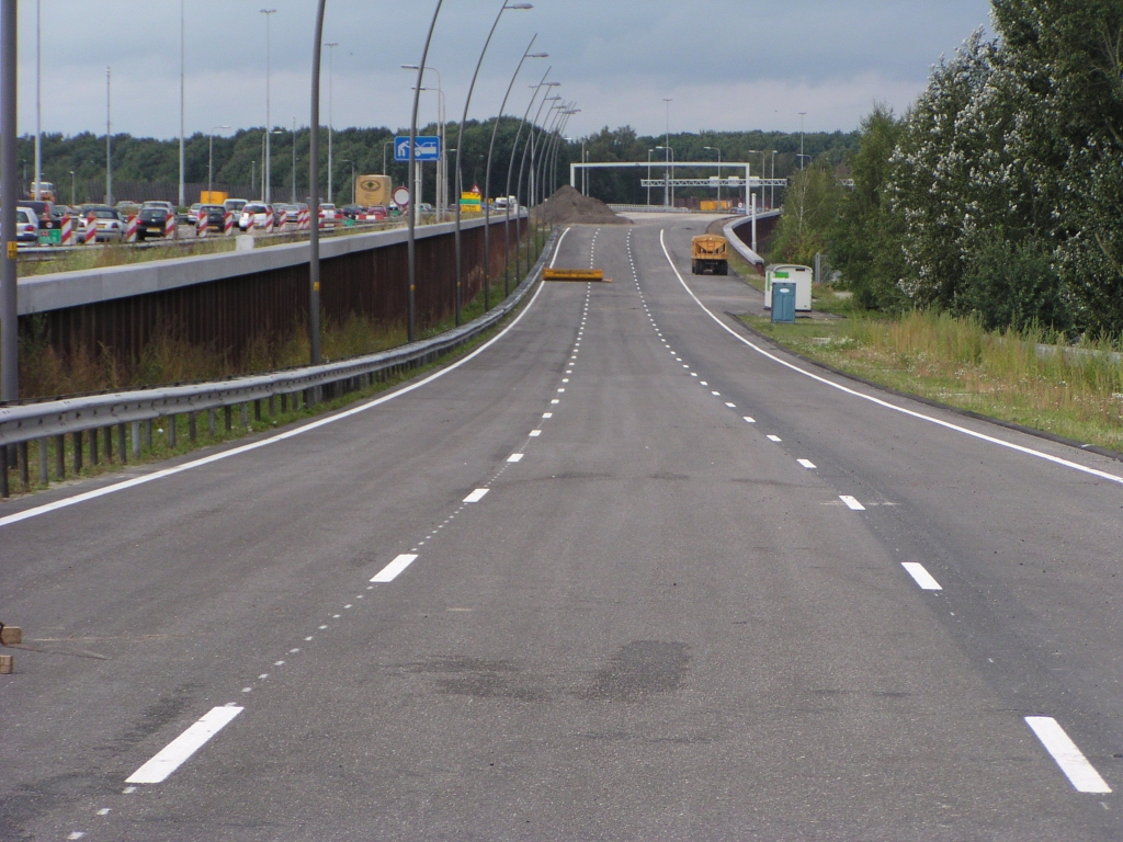 p9070050.jpg - Van KW 14 naar KW 13 (aansluiting Veldhoven). Ook hier weer de compacte inpassing door damwanden tegen de hoofdrijbaan. Ook een zeldzame verschijning op de parallelbanen: een vluchtstrook...