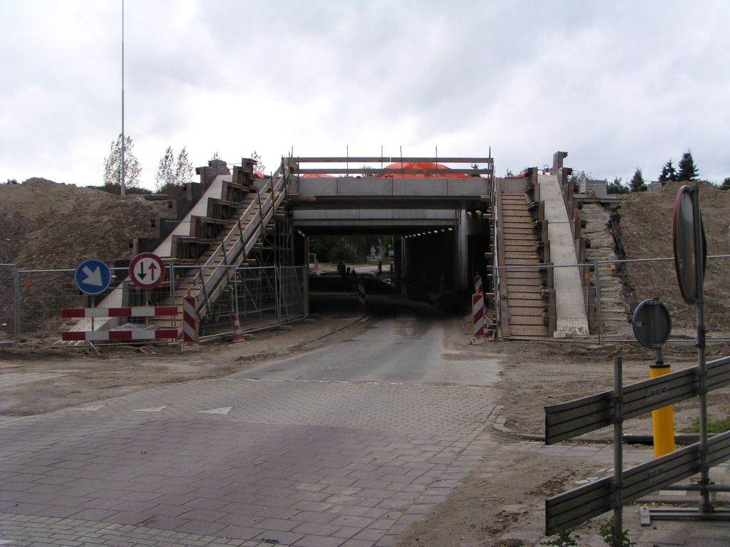 p9070060.jpg - Toestand KW 11. Het oude tunneltje blijft gehandhaafd.