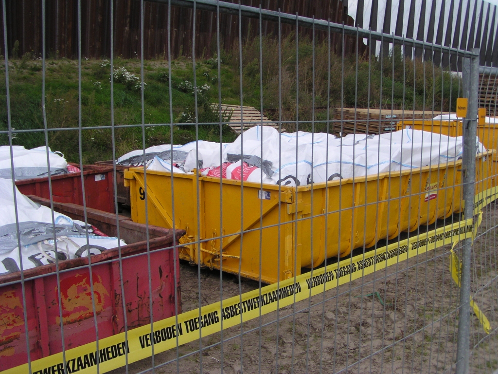 p9080003.jpg - De zakken zijn goed afgesloten zodat niet te zien waar men asbest in betonnen viaducten voor gebruikte.