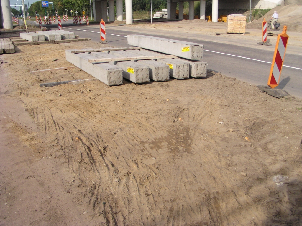 p9110010.jpg - Ook het geringe aantal valt op. Kennelijk worden de bestaande 45 jaar oude palen (die nu begraven zijn) hergebruikt, en zijn deze nieuwe exemplaren enkel nodig voor de wegverbreding tot volwaardige 2x3 met vluchtstroken.