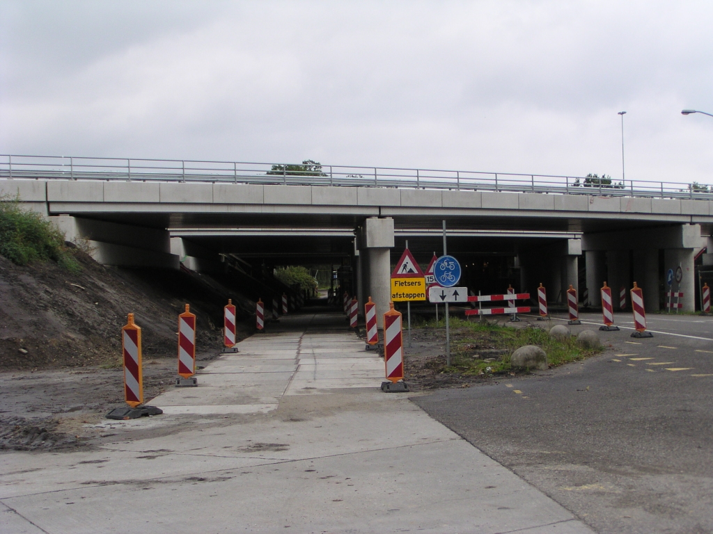 p9130016.jpg - Fietspad verlegt naar zijn oorspronkelijke ligging onder KW 8 (Oirschotsedijk), zij het met een tijdelijk wegdek van betonnen platen. Dat heeft vast te maken met de vijzelwerkzaamheden aan het oude westelijke viaduct.