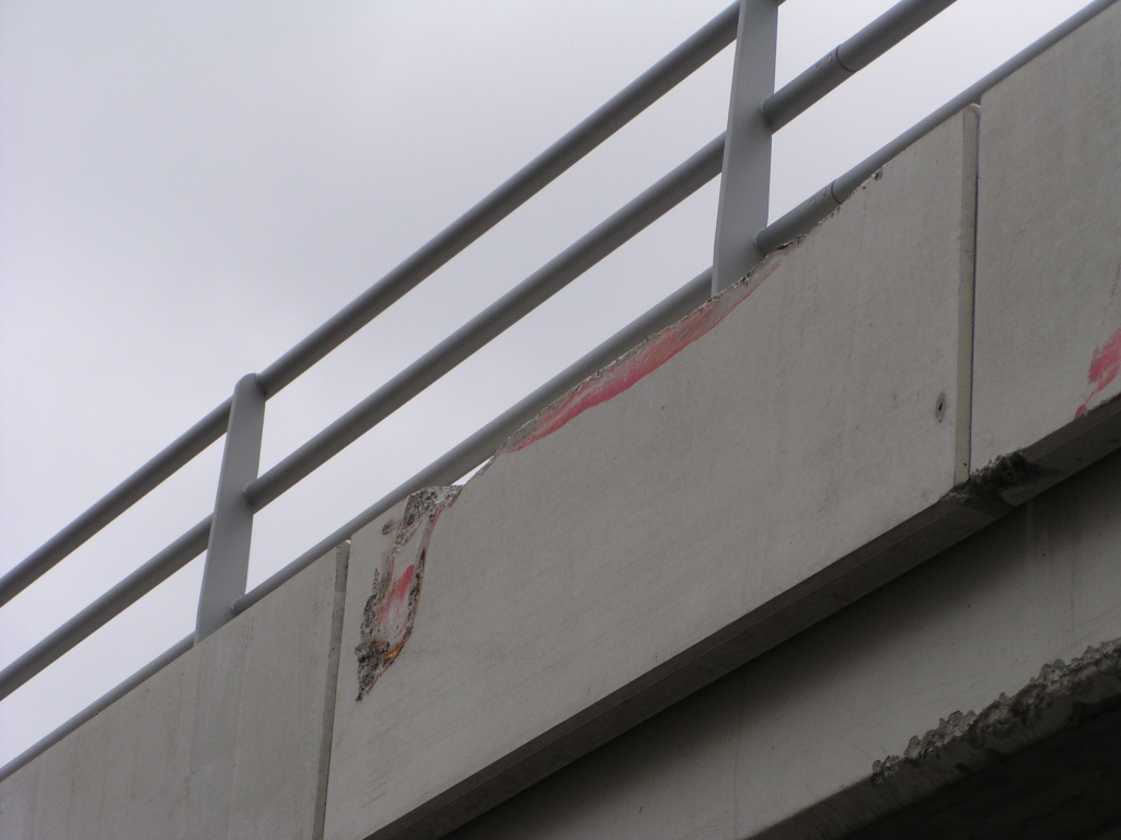 p9130017.jpg - Een nieuw viaduct in KW 8 heeft al wat klappen gehad.