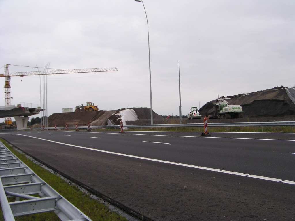 p9130020.jpg - Evenals bij het gelijkvormige KW 4C is bij KW 4A het verkeer verplaatst zodat het viaduct verder kan worden afgebouwd naar de terp rechts. De aanpak is echter anders. Er wordt een zandlichaam opgeworpen op de plek waar het volgende deel van het kunstwerk moet komen.