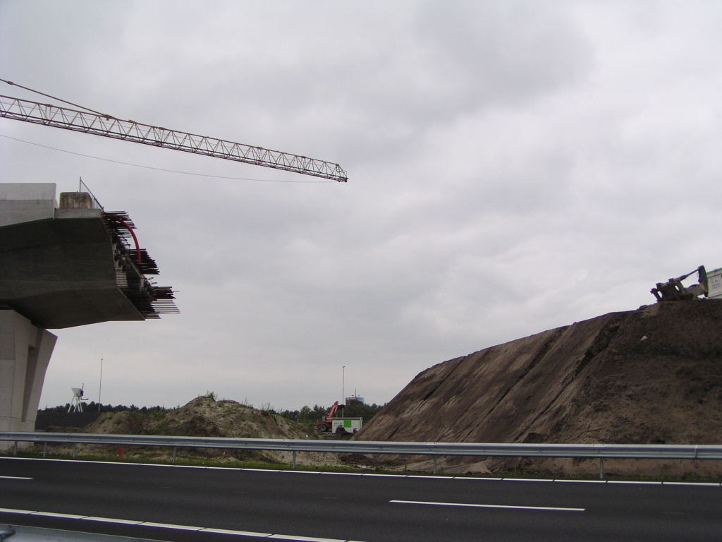 p9130021.jpg - Men zou haast denken dat op het laatste moment is besloten het viaduct te verkorten. Dat zou eigenlijk best kunnen, want (i.t.t. KW 4C) hoeft er geen tweede rijbaan overspannen te worden.