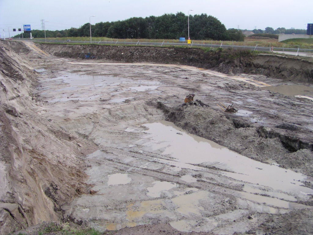 p9130025.jpg - Geen verkeerskundige functie valt te verzinnen voor deze uitgraving in kp. Batadorp oost. Misschien een gevalletje bodemsanering in een omgeving waar vroeger veel afval is gestort.