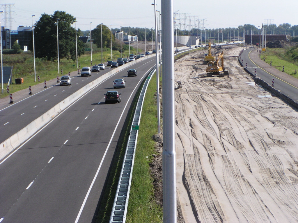 p9140001.jpg - Vast panoramapunt op het viaduct Huizingalaan. De oude zuidelijke A58 rijbaan is gesloopt, alleen de verbreding ten behoeve van de vorige fasering ligt er nog en is in gebruik als werkverkeerbaan.  week 200833 