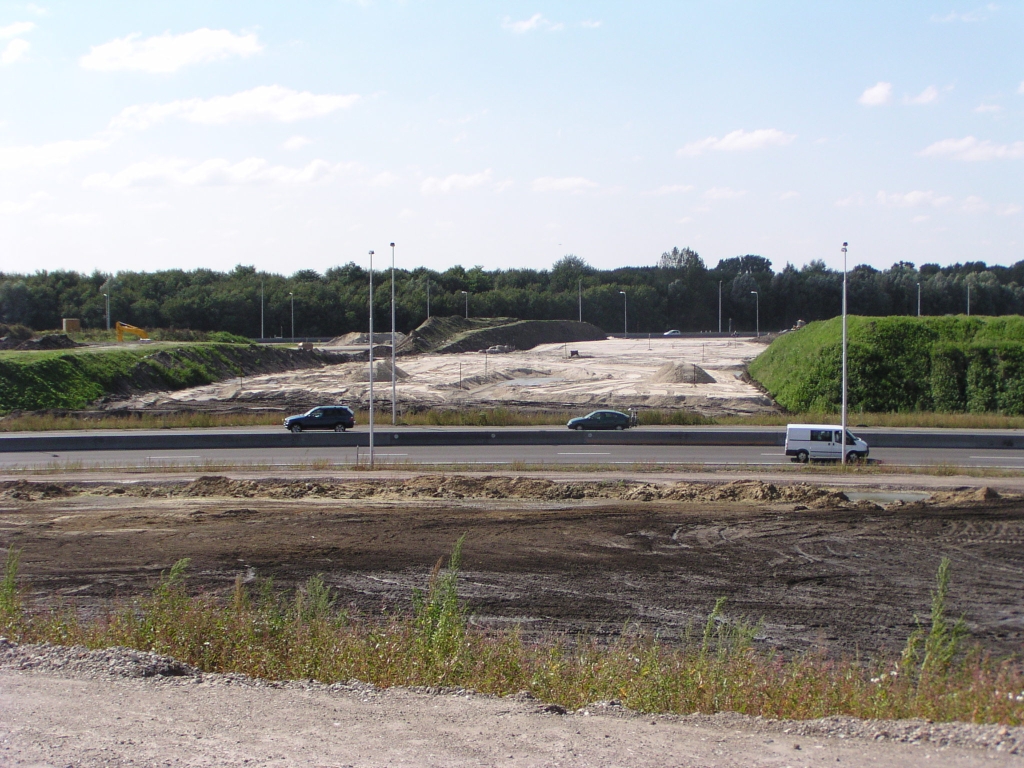 p9140022.jpg - Ook echt zand nu voor de twee A50 rijbanen van/naar Tilburg ten zuidwesten van KW 43. Als het net zo gaat als de andere dijklichamen dan blijft het een relatief dunne laag zand en komt daarbovenop bodemas.