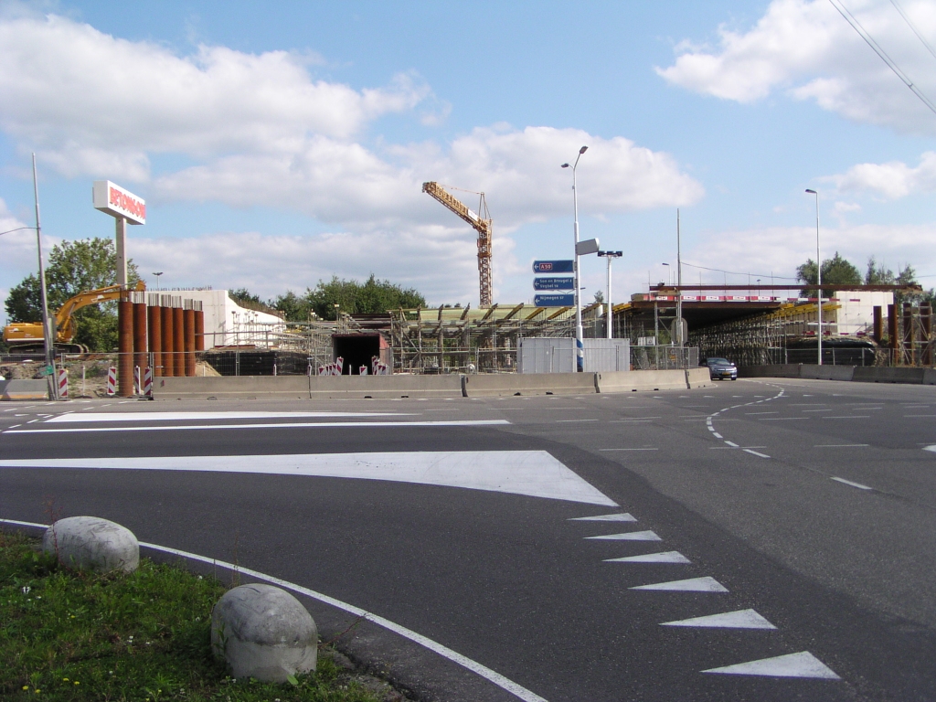 p9140029.jpg - In KW 41, viaducten in de A50 over de stamweg van het bedrijventerrein Ekkersrijt, wordt de bekisting voor de bovenbouw  in verkeer  geconstrueerd. De fietstunnel, samengesteld uit standaard containers, kenden we al. Nu is ook de rijbaan overspannen met bekistingselementen.