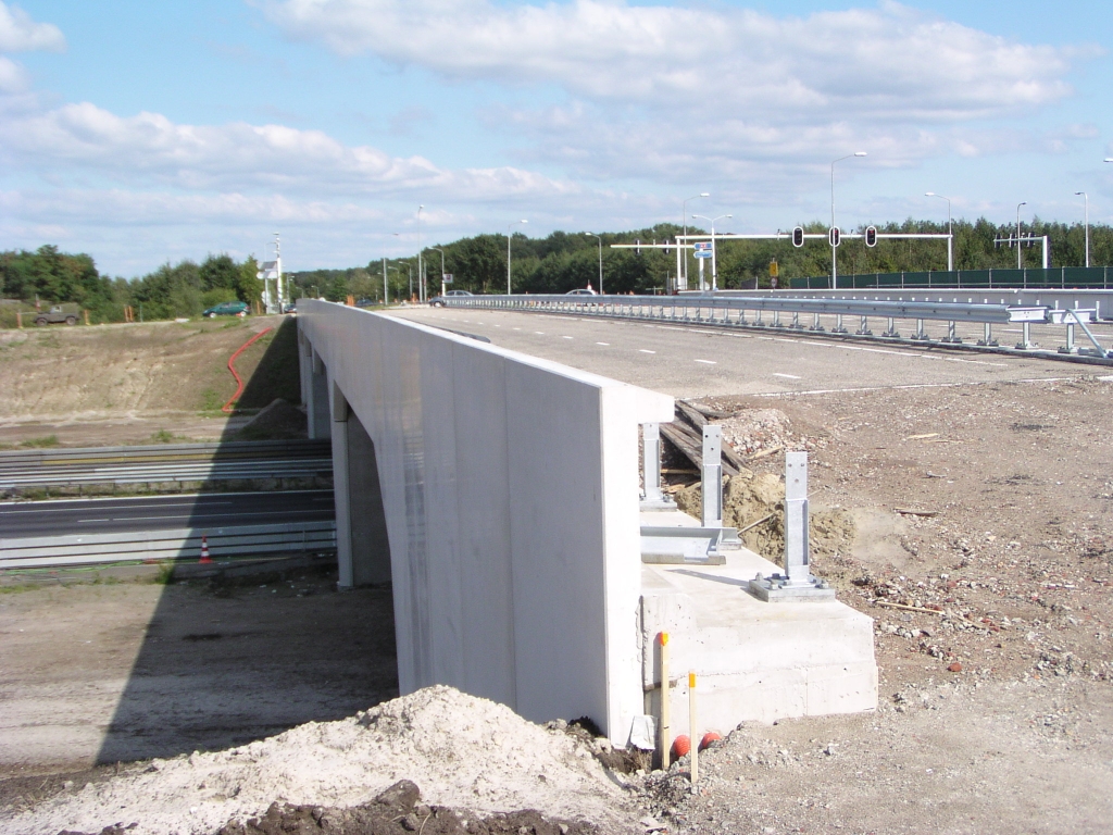 p9140038.jpg - Het eerste sloopweekend van het oude viaduct in de aansluiting Airport is gepland voor 27/28 september, twee weken na het nemen van deze foto van het nieuwe viaduct (KW 9). Dan moet dus het verkeer van het oude viaduct af zijn. Dat gaat wel lukken zo te zien met wegdek, markering en geleiderails gerealiseerd.