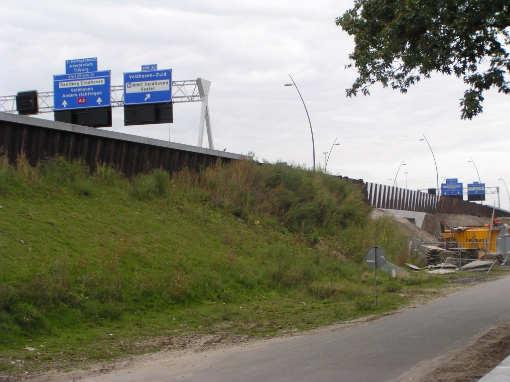 p9160001.jpg - Nieuwe portaalborden aan het begin van het parallelbaanwegvak kp. de Hogt-aansluiting Veldhoven, 5 dagen voor openstelling. Vermoedelijk zijn hier portaalborden toegepast omdat weefverkeer vanaf de richting Antwerpen, dat er hier aan de linkerkant van de rijbaan bijkomt in de uiteindelijke situatie, bermborden niet zou kunnen zien. Ze staan nog geen 200 meter van elkaar.