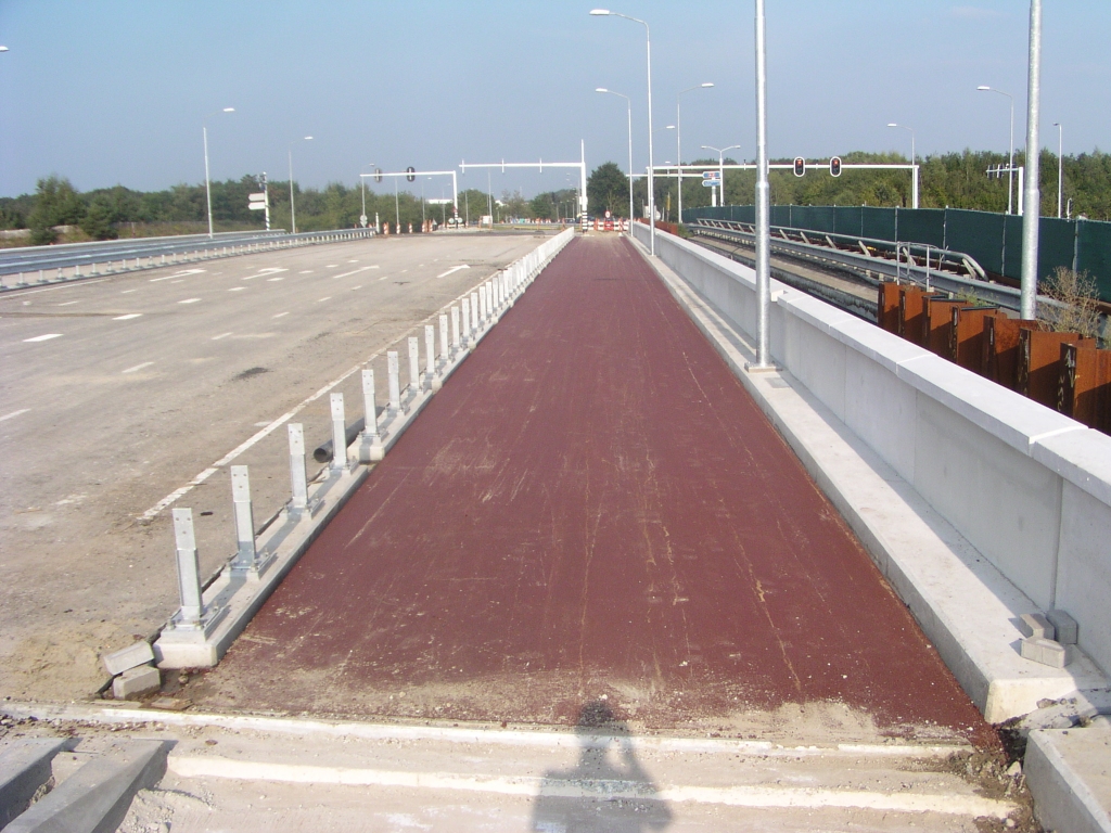 p9200041.jpg - Tweerichtingen fietspad op markering na gereed. Hopelijk ons uitzichtspunt bij de sloop van het oude viaduct rechts.