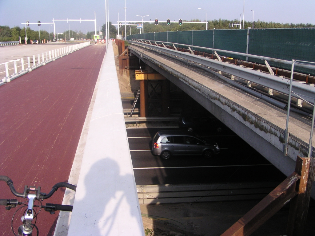 p9200043.jpg - Het oude verschoven viaduct wordt in twee weekeinden gesloopt. Eerst het oostelijk deel, waarbij het doorgaande A2 verkeer over de af- en toerit wordt geleid. De Anthony Fokkerweg is dan afgesloten. Een week later volgt de westelijke moot waarbij het verkeer met een dubbele slinger over de oostelijke rijbaan wordt geleid. Zie verder  het persbericht .