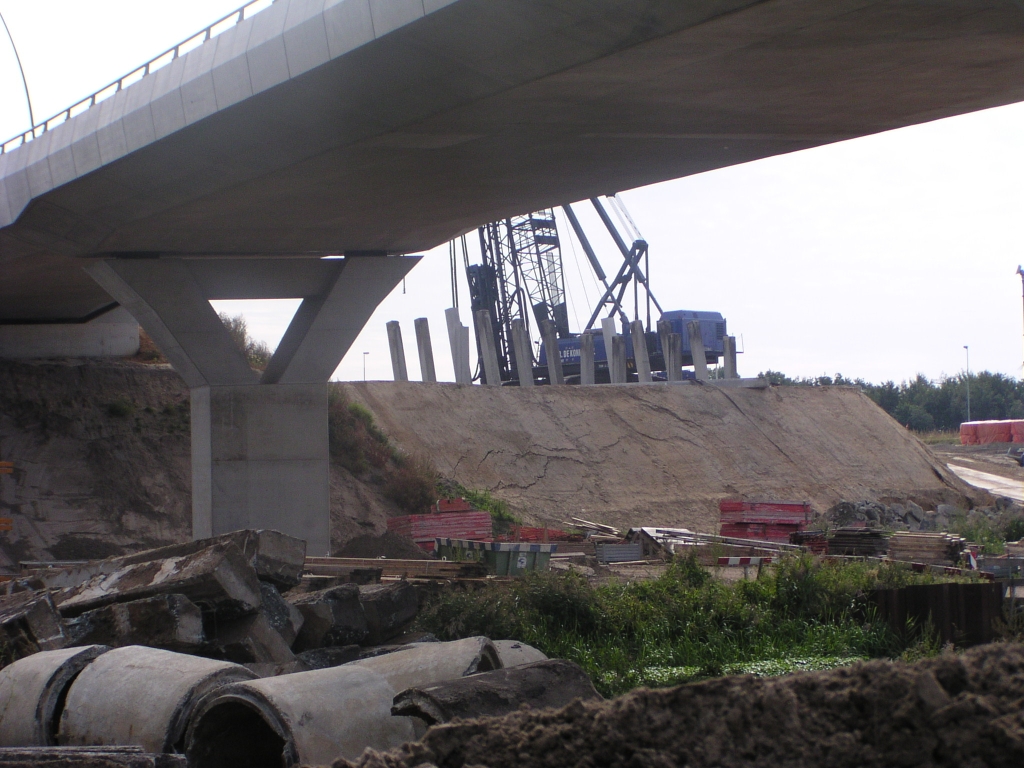 p9210001.jpg - Heiwerken op het oostelijk landhoofd van KW 23 in kp. de Hogt, waar de A67 richting Antwerpen over de Dommel en over de A2 hoofdrijbanen heen moet gaan. Het wordt met een lengte van 218 meter het op 1 na langste kunstwerk van het project.