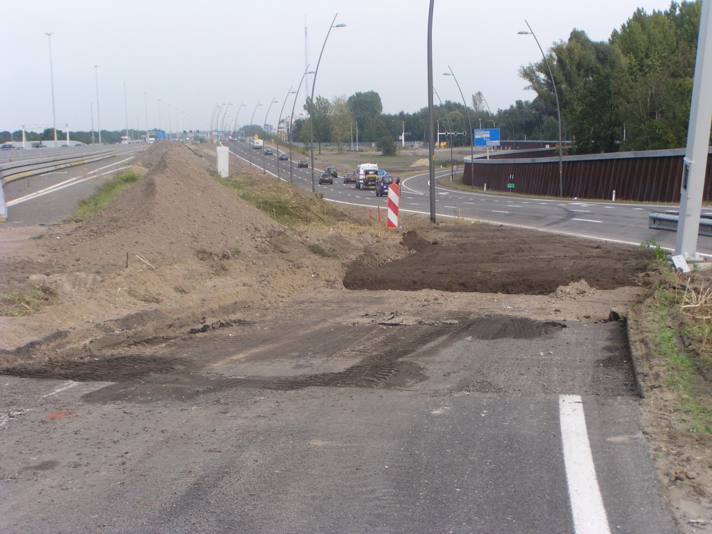 p9210004.jpg - Links nog zichtbaar de originele afrit Veldhoven-zuid. Waar we op staan was de tijdelijke afrit die over de parallelbaan heenlag.