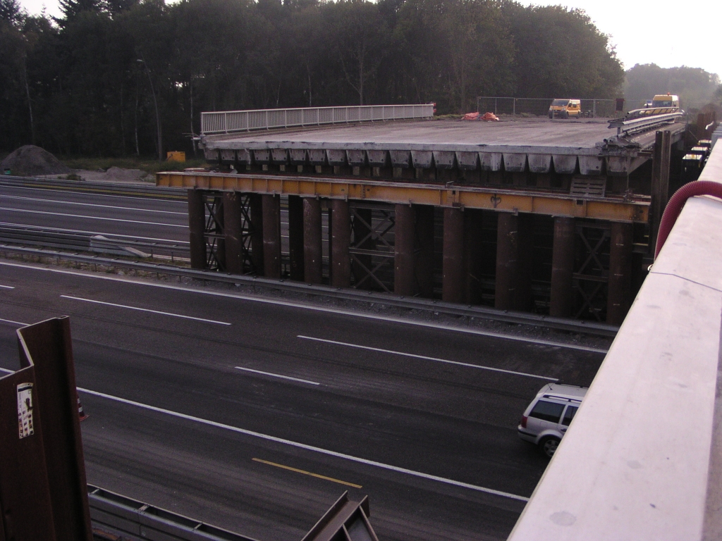 p9280058.jpg - Volgend weekeinde wordt het resterende deel gesloopt. Het verkeer op de oude hoofdrijbaan dat er nu nog onderdoor gaat wordt dan via een fikse slinger over de oostelijke rijbaan (op de voorgrond) geleidt.