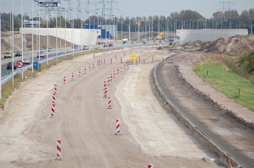 20081004-143807.jpg - Opgebroken A58-Li rijbaan tussen het viaduct Huizingalaan en KW 46. De met geleidebakens afgezette zandstrook dubbelt als werkverkeer- en calamiteitenroute.  week 200837 