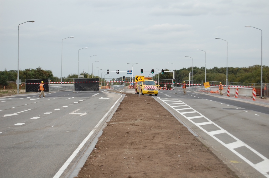 20081004-171459.jpg - Ervaringsdeskundigen deelden mede, dat de vorige week het viaduct nog toegangelijk was voor het publiek tijdens de sloopwerkzaamheden. Vandaag echter wordt het volledig afgezet met bouwhekken.