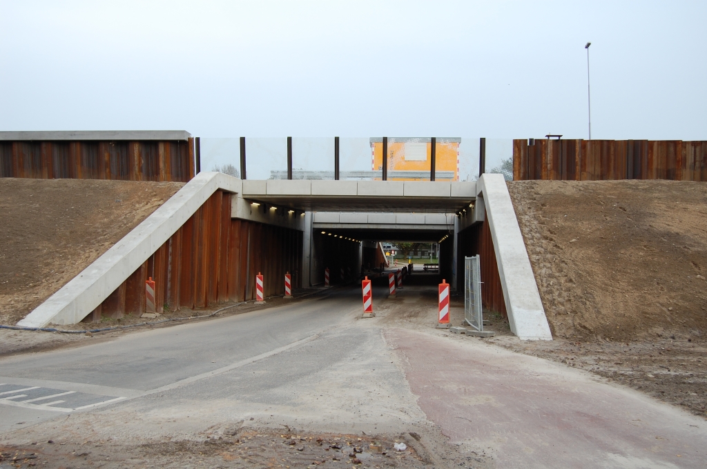 20081004-180107.jpg - Stadstoegangspoort met de nieuwe Eindhovense visitekaartjes: damwanden (in verschillende functies), betonnen sierranden, hersencelprint schermen en de strakke poortdaken.  week 200837 