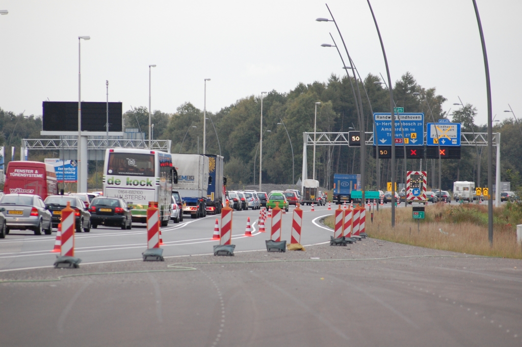 20081004-181528.jpg - Na het opheffen van de politiestop rolt de file langzaam verder. Verkeer wordt eerst naar de twee linker rijstroken gedreven, alvorens via een slinger naar rechts de afrit op te rijden.