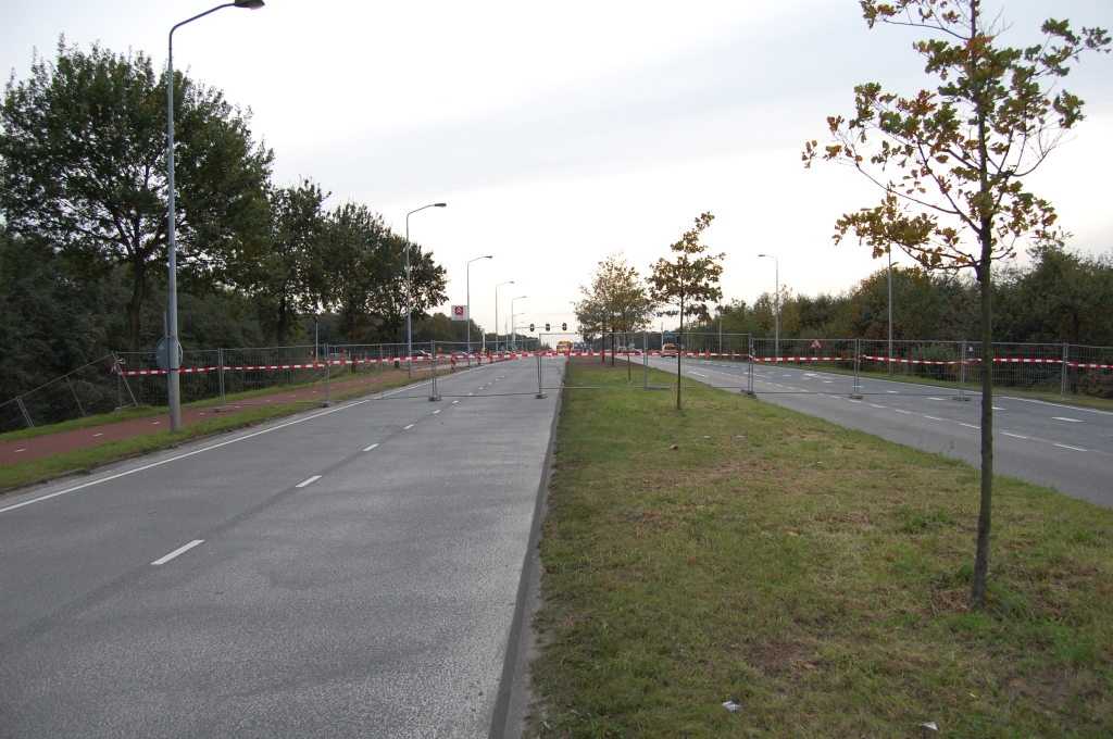 20081004-183506.jpg - Aan de andere (oost-)zijde van het viaduct staat het hekwerk zelfs al op 100 meter van het spektakel.