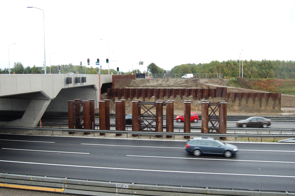 20081005-150408.jpg - De tijdelijke steunen van stalen pijpen kunnen in alle rust getrokken worden als het verkeer naar de parallelrijbanen is verplaatst.