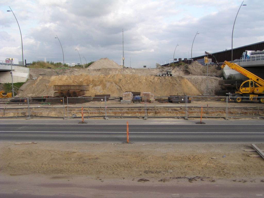 p9290001.jpg - KW 28, viaducten in de A67 over de prof. Holstlaan, drie weken na sloop van de oude hoofdrijbaanviaducten. Op de voorgrond liggen oude heipalen begraven tussen rijbaan en fietspad. Aan de overzijde zijn deze opgegraven zodat we er een kijkje gaan nemen.