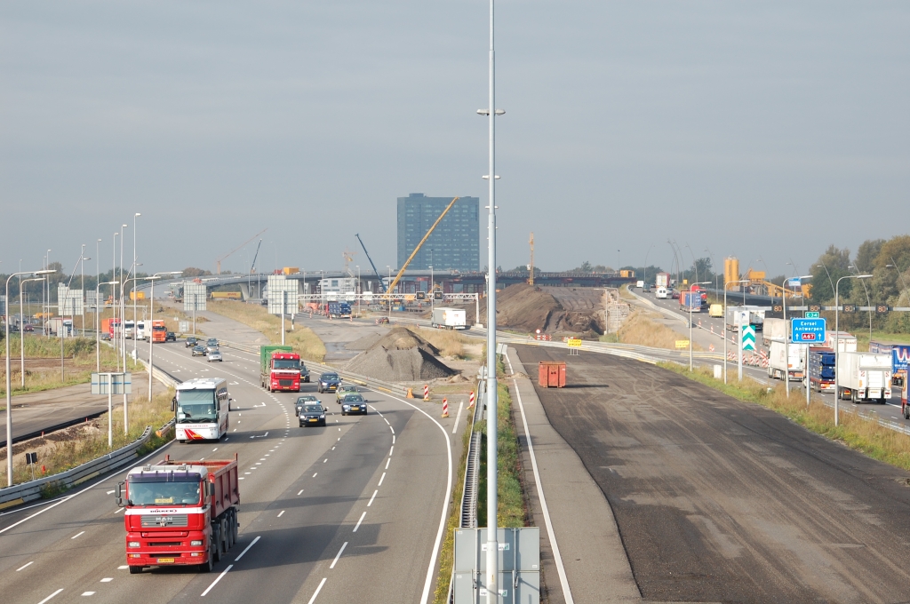 20081007-101256.jpg - In kp. de Hogt oost is de dominante activiteit het oprichten van KW 23, de flyover in de A67 over zowel de Dommel als de A2 hoofdrijbanen. Daarvan is hier alleen het aangroeiende talud te zien.  week 200836 