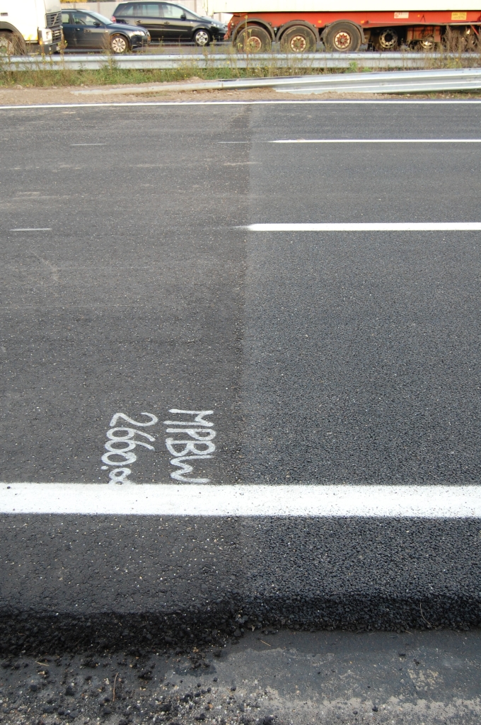 20081010-180427.jpg - Bovenaan die oprit de scheidslijn tussen dicht asfalt en ZOAB.