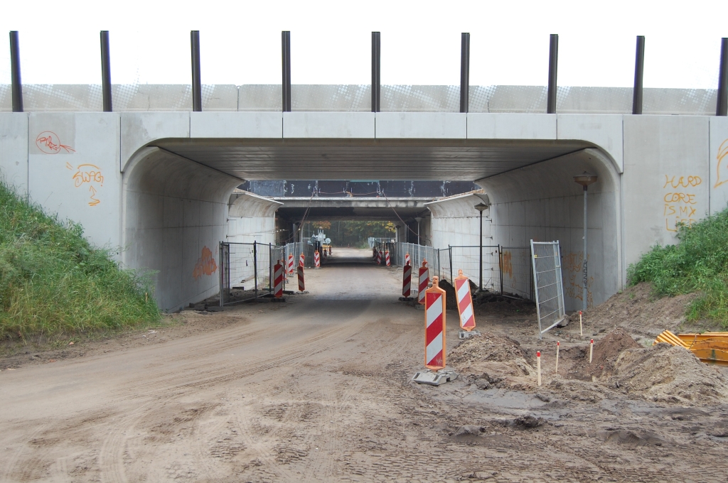 20081012-113729.jpg - In KW 32 (Roostenlaan) is men al een stuk verder. De twee portaalmuren voor het noordelijke hoofdrijbaanviaduct zien er liggerklaar uit.  week 200834 