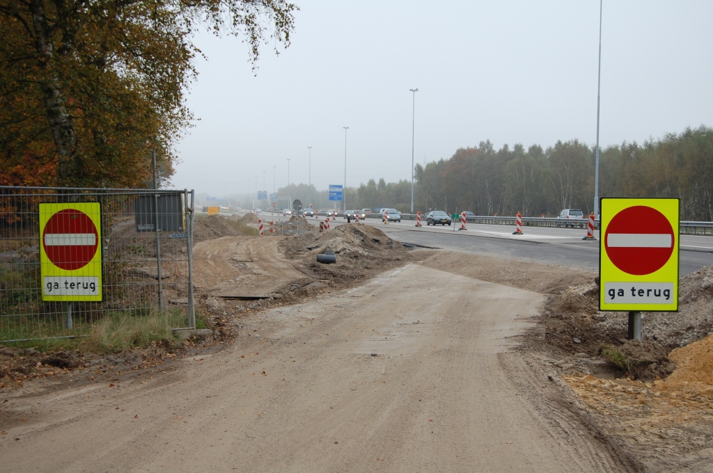 20081012-121057.jpg - De nieuwe invoeger vanaf KW 34 naar de hoofdrijbaan in de richting Maastricht heeft de voormalige parkeerplaats Aalsterhut bereikt...