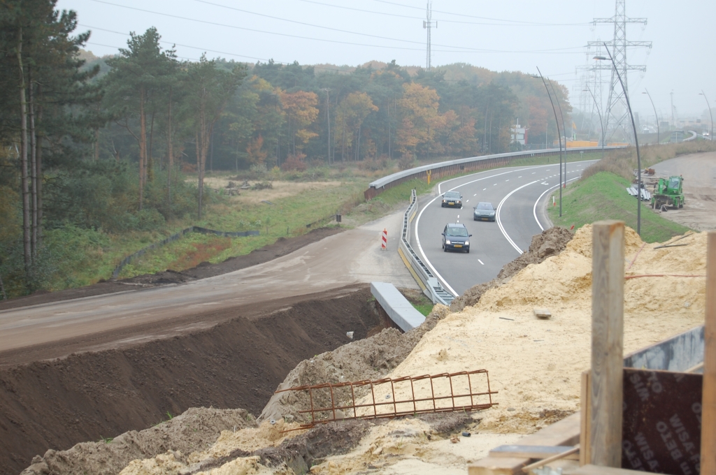 20081012-123107.jpg - De tijdelijke bypass vanaf de parallelbaan naar de nieuwe hoofdrijbaan in de richting Maastricht is geasfalteerd. Deze bypass komt vermoedelijk in actie als de bestaande bypass langs de rotonde moet worden gesloopt, omdat die in de weg ligt voor de nieuwe verbindingsweg vanaf de rotonde naar KW 34.