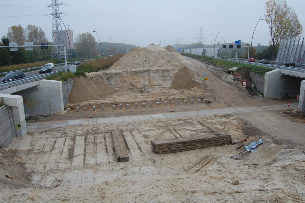 20081012-125738.jpg - In KW 29 (Gestelsestraat) worden de oude heipalen niet hergebruikt voor de nieuwe viaducten in de hoofdrijbaan. Misschien dat dit te maken heeft met de wijziging in kunstwerktype naar portaalviaducten.