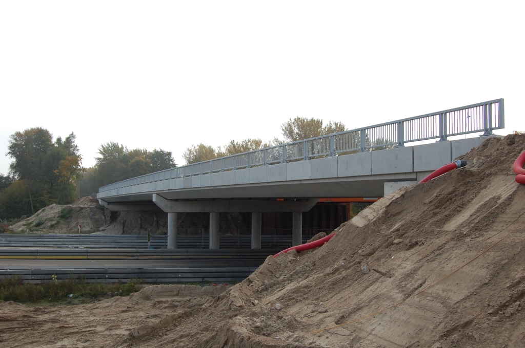 20081012-134450.jpg - Situatie KW 18 (viaduct in de Onze Lieve Vrouwedijk over de A67). Niet onverwacht is de nieuwe brugleuning een model dat nergens anders voorkomt in het project, zodat weer duidelijk is dat het kunstwerk buiten de Randweg Eindhoven valt.  week 200836 