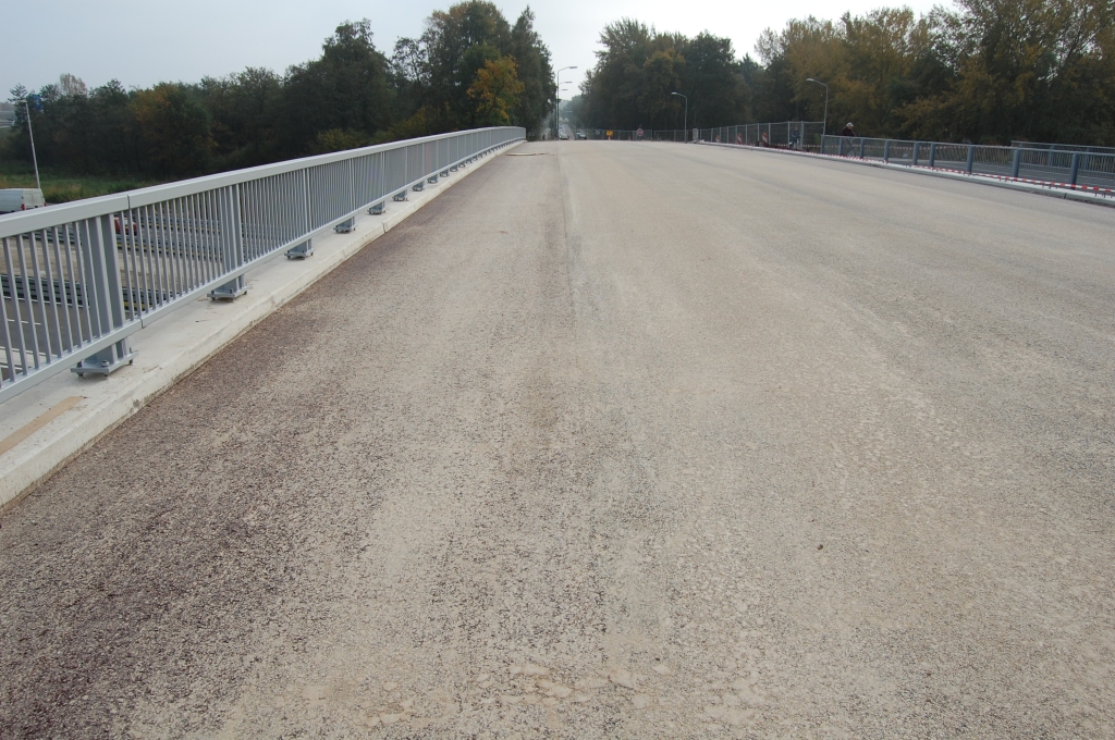 20081012-134618.jpg - Nauwelijks zichtbaar door het ingereden zand, maar er liggen fietsstroken van rood asfalt.