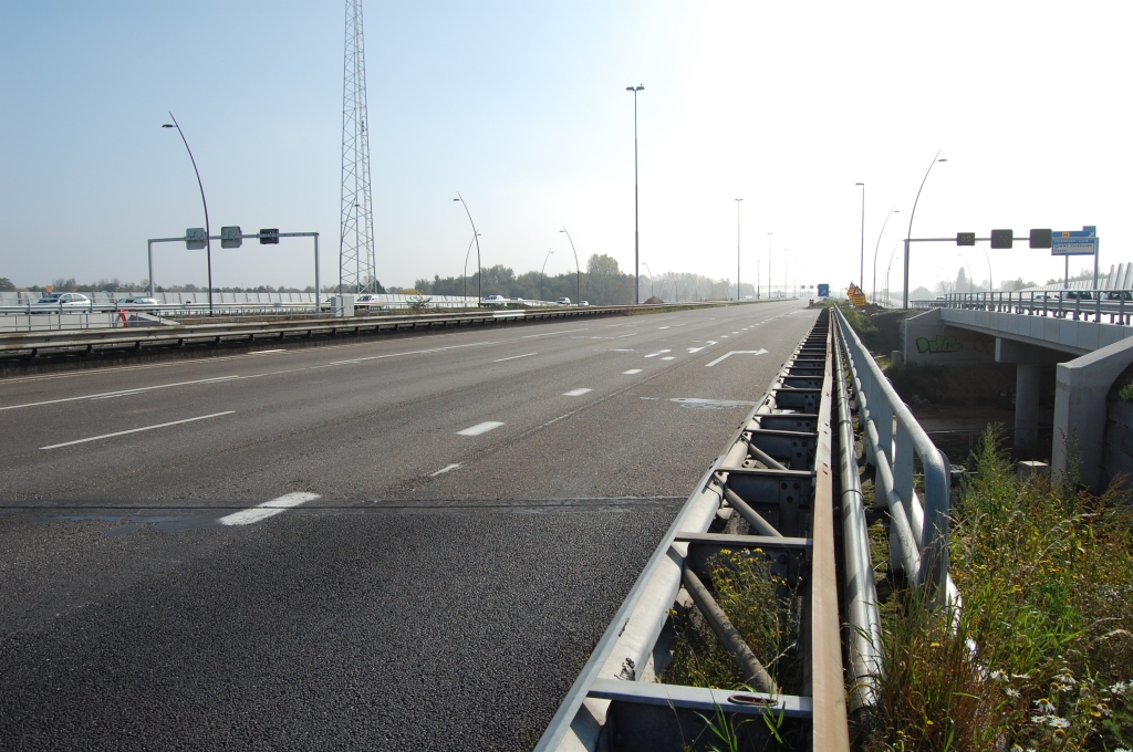 20081012-141304.jpg - Verlaten oude hoofdrijbaan op het viaduct Cranendonck. Het was 1 van de weinige die niet hoefde te worden verbouwd ten behoeve van de spitsstrokenaanleg in 2004. Waar  op andere viaducten  de geleiderail en brugleuningen werden verwijderd zodat er ruimtescheppende betonnen barriers konden worden geplaatst, was dit viaduct reeds breed genoeg.