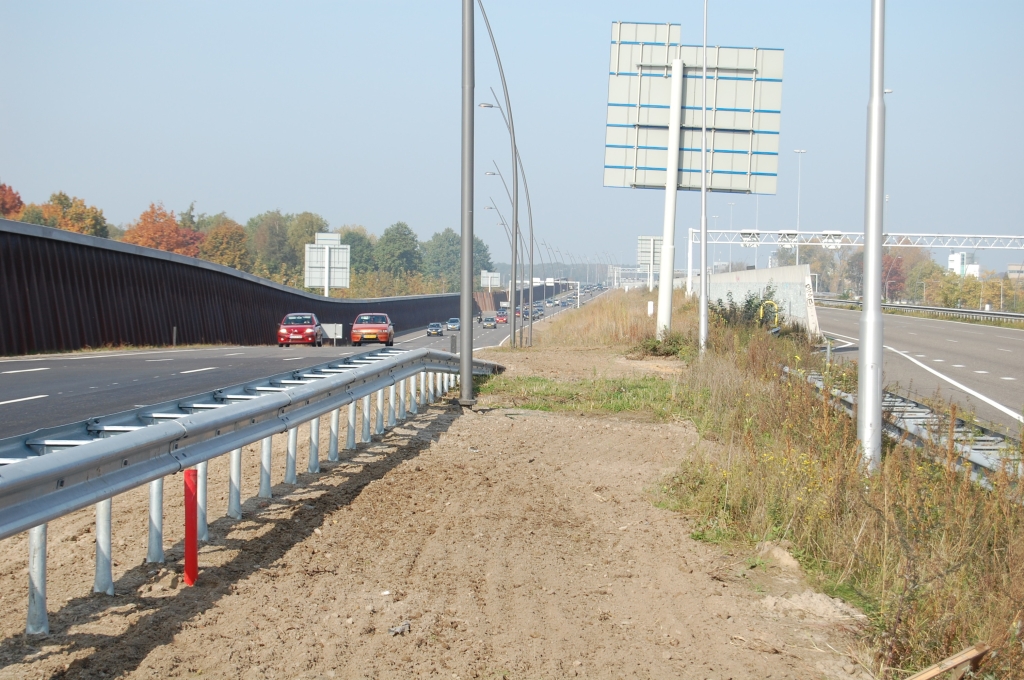 20081012-141402.jpg - Parallelbaanwegvak tussen KW 14 (Meerenakkerweg) en KW 15 (Cranendonck) op de dag van openstelling.