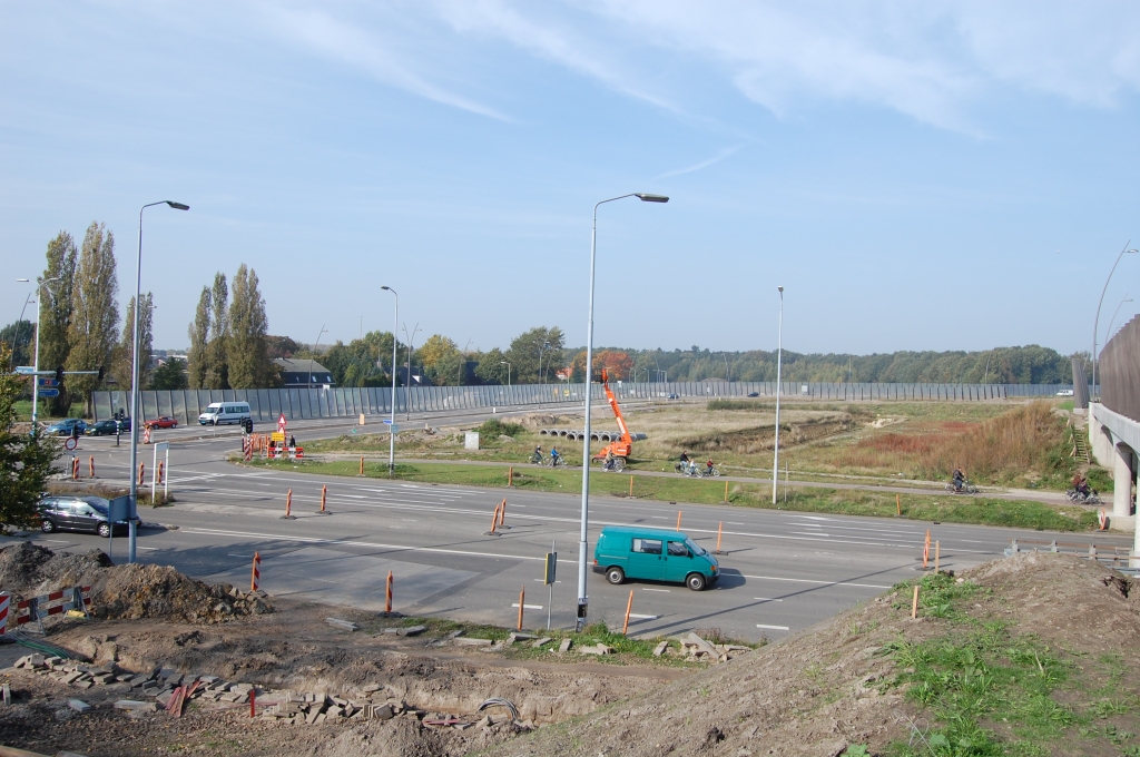 20081012-142923.jpg - De vernieuwde aansluiting Veldhoven, westzijde, op de dag van openstelling. Het door plexiglas schermen opgesloten kwart klaverblad sluit nu aan op de parallelbaan.