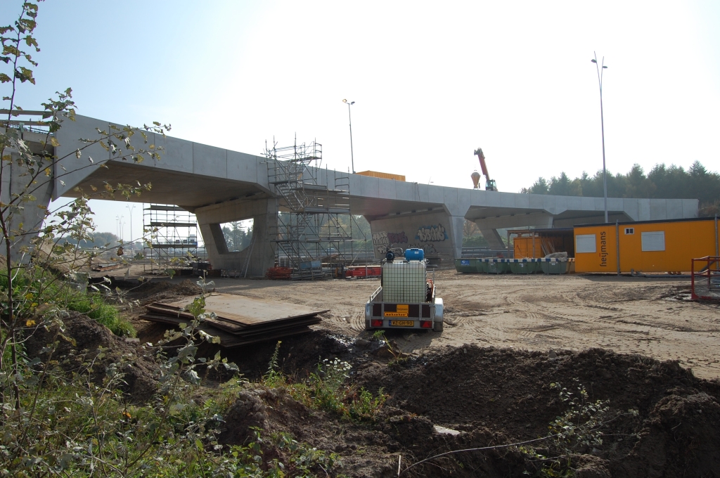 20081012-145345.jpg - KW 10, het gebogen viaduct in de aansluiting Strijp. Mocht die aansluiting ooit volledig worden, dan moet er nog zo'n bouwwerk, maar dan in spiegelbeeld, gerealiseerd worden en ontstaat een soort van hooggelegen rotonde.