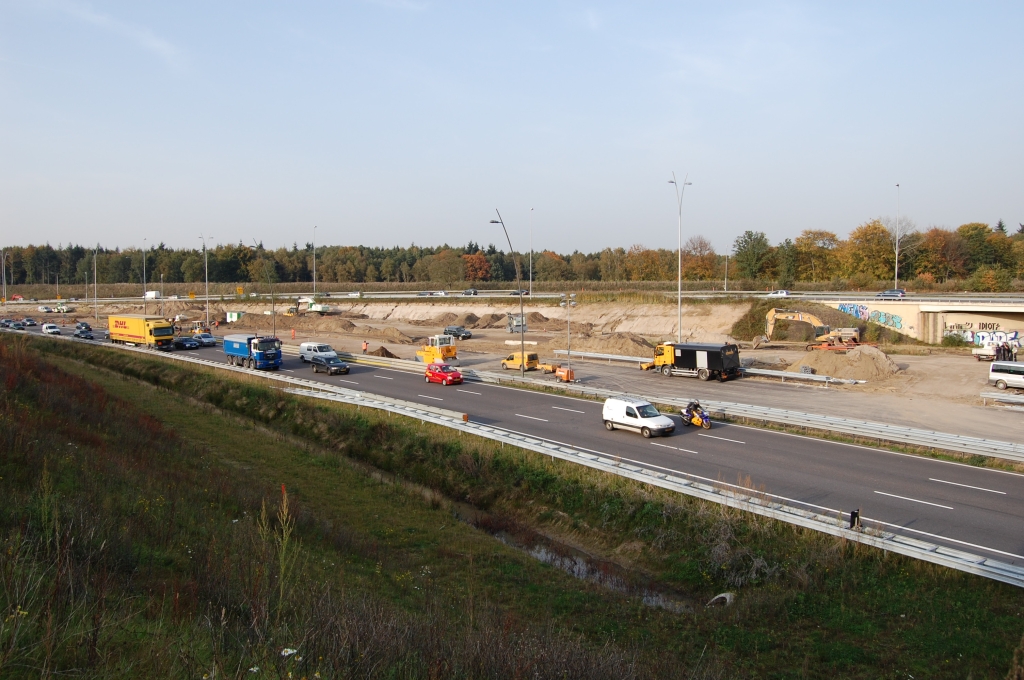 20081013-165301.jpg - De reden voor de snelle sloop is duidelijk: de openstelling van een stukje nieuwe westelijke hoofdrijbaan, een fasering waar het verkeer op de oude oostelijke rijbaan naar toe verplaatst wordt, is voorzien op vijf dagen na het nemen van de foto.