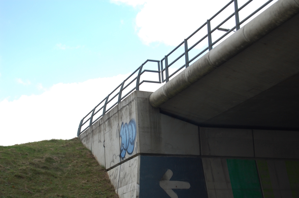 20081017-135504.jpg - Een kijkje bij een bestaand kunstwerk over de A50, het viaduct in de aansluiting Son en Breugel. Lijkt het nieuwe viaduct in de A50 over de stamweg Ekkersrijt er een beetje op qua stijlelementen? Het landhoofd in ieder geval niet. Hier is dat hoekig, terwijl die in KW 41  ronde vormen  heeft. In de  betonbekisting van KW 41  zien we wel de afgeschuinde bovenbouw, maar niet de bolle rand...