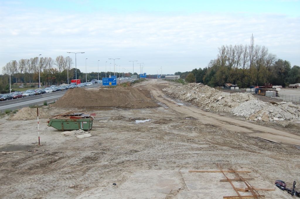 20081018-145408.jpg - Verbreed A50 talud tussen KW 41 en de brug over het Wilhelminakanaal. Rechts een berg puin dat is opgegraven nabij het terrein van Betonson.