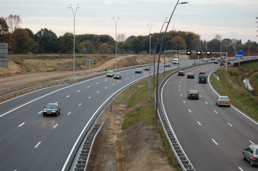 20081018-171944.jpg - Het nieuwe stukje hoofdrijbaan heeft een DZOAB deklaag. De markering zal niet zo blijven: het wordt hier 2x2 met vluchtstroken op de hoofdrijbanen.