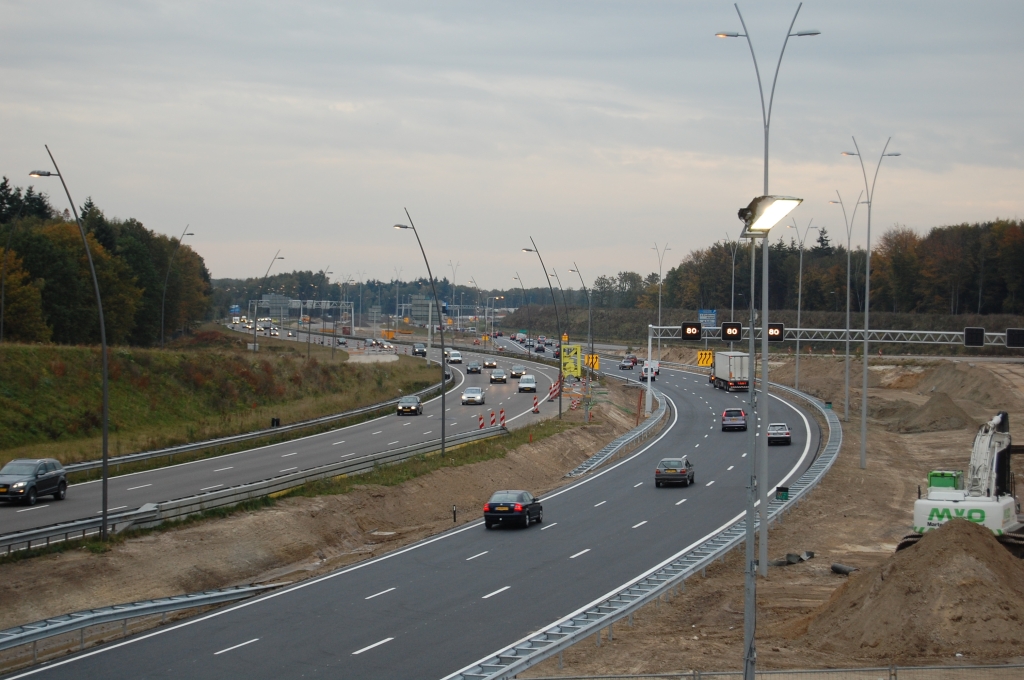 20081018-172058.jpg - Een paar honderd meter verderop slingert het weer terug naar de parallelbaan richting aansluiting Airport...