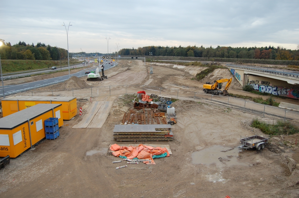 20081018-172142.jpg - Situatie vijf dagen later. Verkeer verplaatst van oude viaduct naar nieuw stukje hoofdrijbaan. Een zee van ruimte op de plek van de oude linkse uitvoeger om nog een hoofdrijbaan en parallelbaan aan te leggen, als het oude viaduct en de bijbehorende dijklichamen zijn opgeruimd.