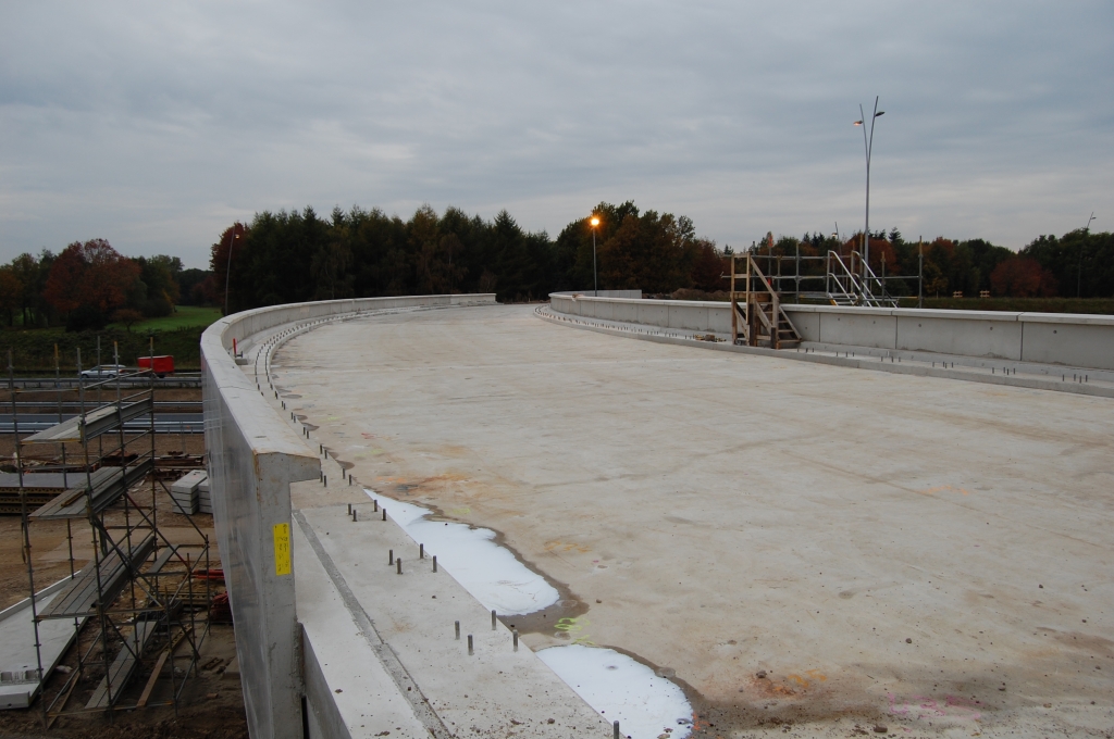 20081018-172218.jpg - Het nieuwe viaduct waar over een maandje of twee verkeer overheen moet rijden in de geheel vernieuwde aansluiting Strijp, naar de geheel vernieuwde Tilburgseweg.