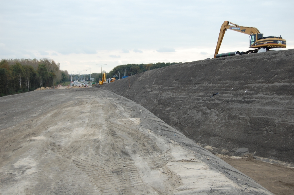 20081019-153035.jpg - Het ziet er steiler uit dan bijvoorbeeld de golfbaanhellingen in de nieuwe parallelbanen in de Randweg Eindhoven, die een autowegstatus hebben met Vmax 80. Misschien dat het bord G1 pas na het niveau 2 viaduct wordt geplaatst ;-)