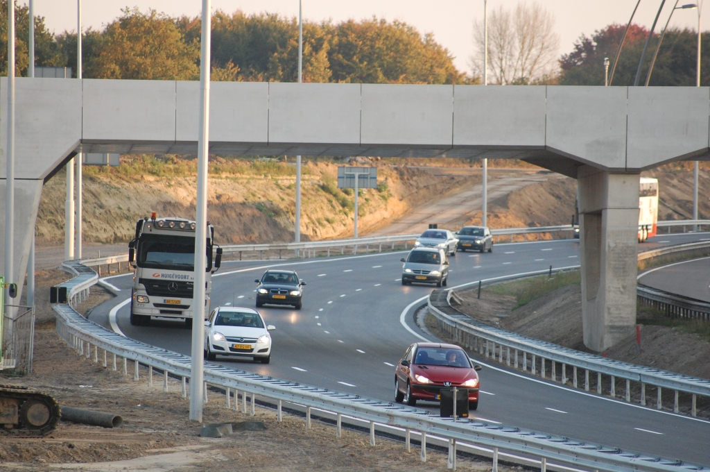 20081019-180135.jpg - Maar er is wel een ruimtereservering beloofd voor 3 rijstroken plus vluchtstrook op de hoofdrijbanen. Dat wordt erg krapjes hier onder KW 10.