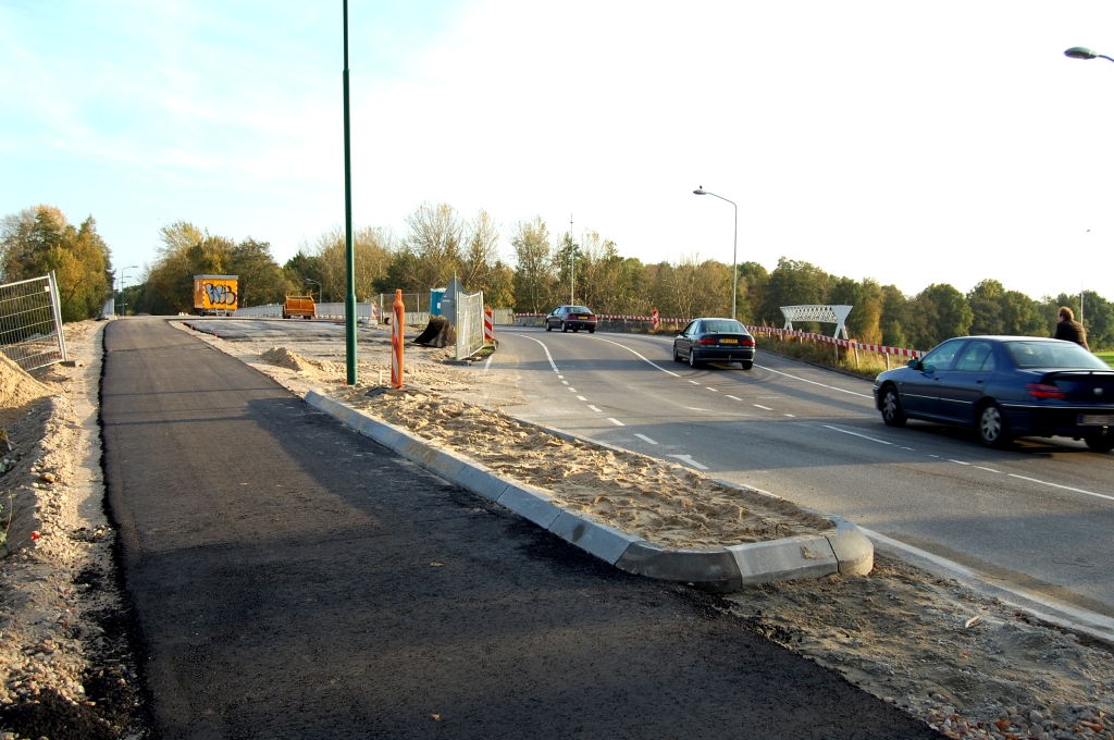 20081020-171528.jpg - Het verkeer wordt in fasen omgezet van de hulpbrug naar KW 18, het verlengde viaduct in de O.L. Vrouwedijk over de A67. De primeur is voor de fietsers in de richting Veldhoven.  week 200841 