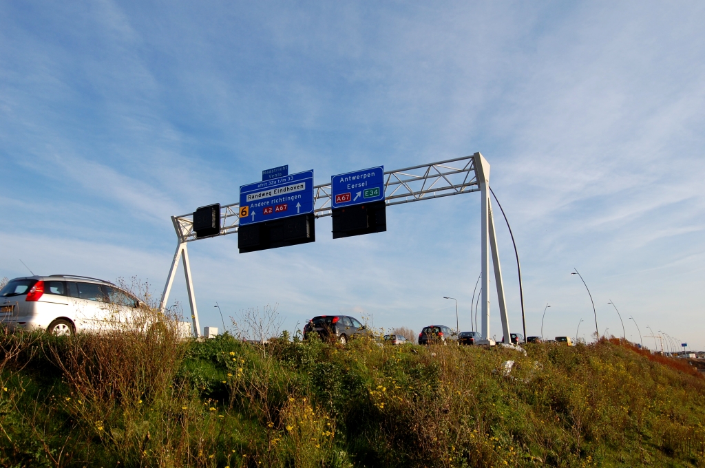 20081020-172154.jpg - Een nieuw portaalbord dat we over het hoofd hebben gezien bij de opening van dit wegvak, de parallelbaan west tussen KW 11 (Welschapsedijk) en kp. de Hogt. Het staat tussen de aansluiting Veldhoven-zuid en het knooppunt.