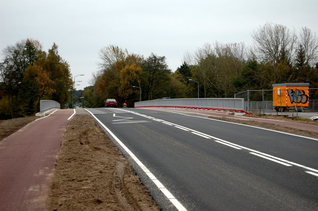 20081026-142717.jpg - Situatie vijf dagen later. Beide fietspaden in gebruik en van een rode overlaging voorzien. Markering aangebracht, inclusief de wat merkwaardige schilderingen die bestuurders moeten attenderen op de komgrens Veldhoven, waar de maximumsnelheid daalt van 60 naar 50 km/uur. Deze markering was er in de oude situatie ook al.